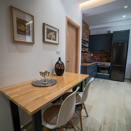 A Rustic Private With 1 Bedroom In Center Apartment *